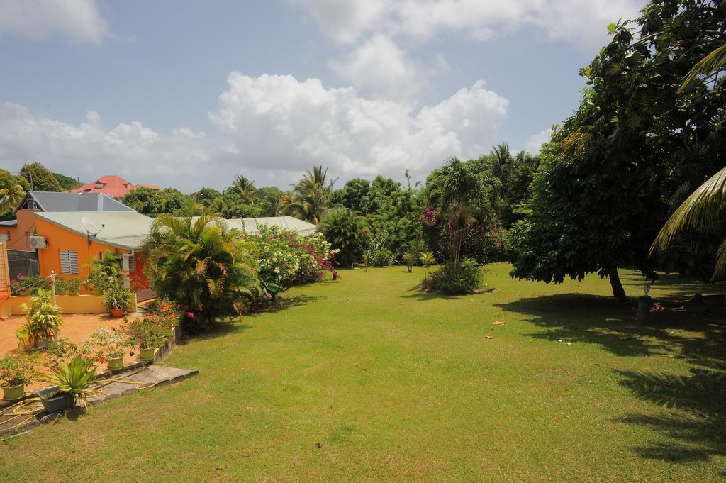 Au Domaine Des Bougainvilliers Sainte-Rose Exterior foto