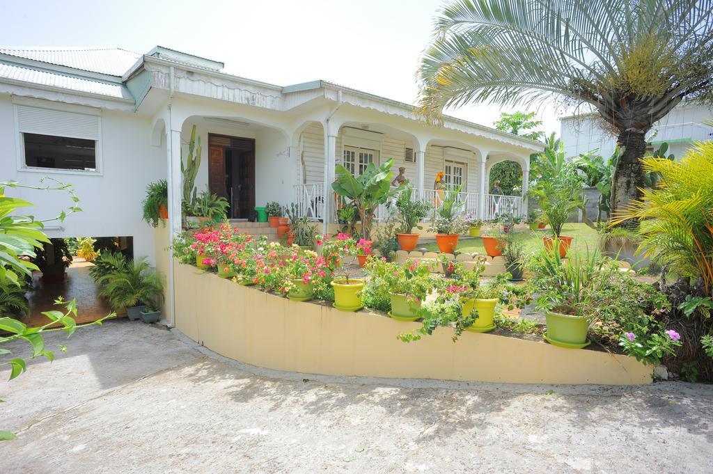 Au Domaine Des Bougainvilliers Sainte-Rose Exterior foto