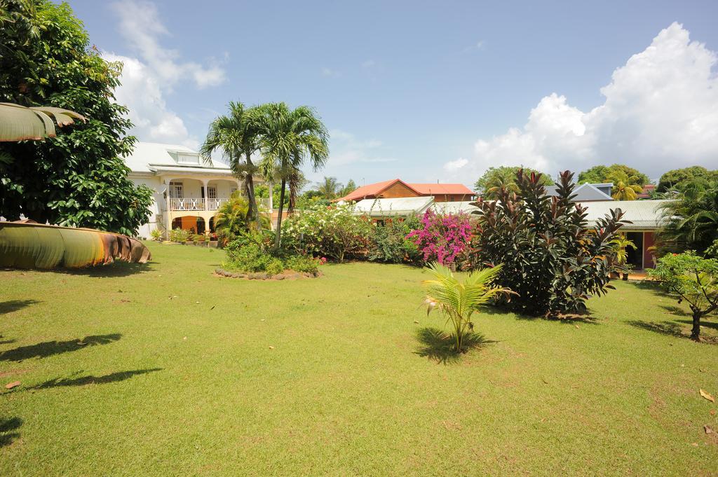 Au Domaine Des Bougainvilliers Sainte-Rose Exterior foto