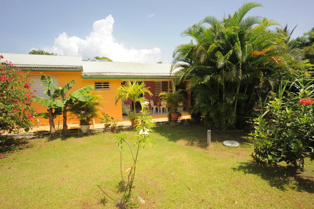 Au Domaine Des Bougainvilliers Sainte-Rose Exterior foto